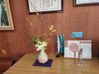 校長室の生花　梅の花