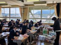 教科書配付のようす 二年生 教科書配付のようす 二年生
