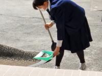 丁寧に掃き集めています 丁寧に掃き集めています