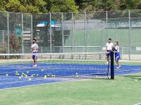 テニス部　運動公園で練習中　一年生も参加し球を打ってます