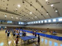 卓球部は総合体育館で練習試合　たくさんの選手が集まっています