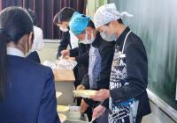 三年生　配膳の様子