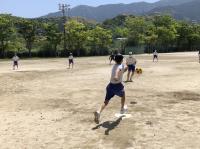 食べた後もキックベースで遊んでいます