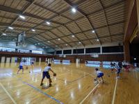 一年生は丁寧に基本練習をしています 一年生は丁寧に基本練習をしています